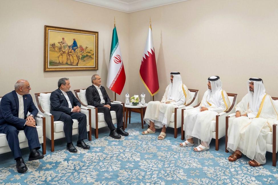 L'émir du Qatar Cheikh Tamim ben Hamad Al-Thani (centre-droite) rencontre le président iranien Masoud Pezeshkian en marge négociations d'urgence à Doha le 15 septembre. (Photo : Qatar News Agency / AFP)