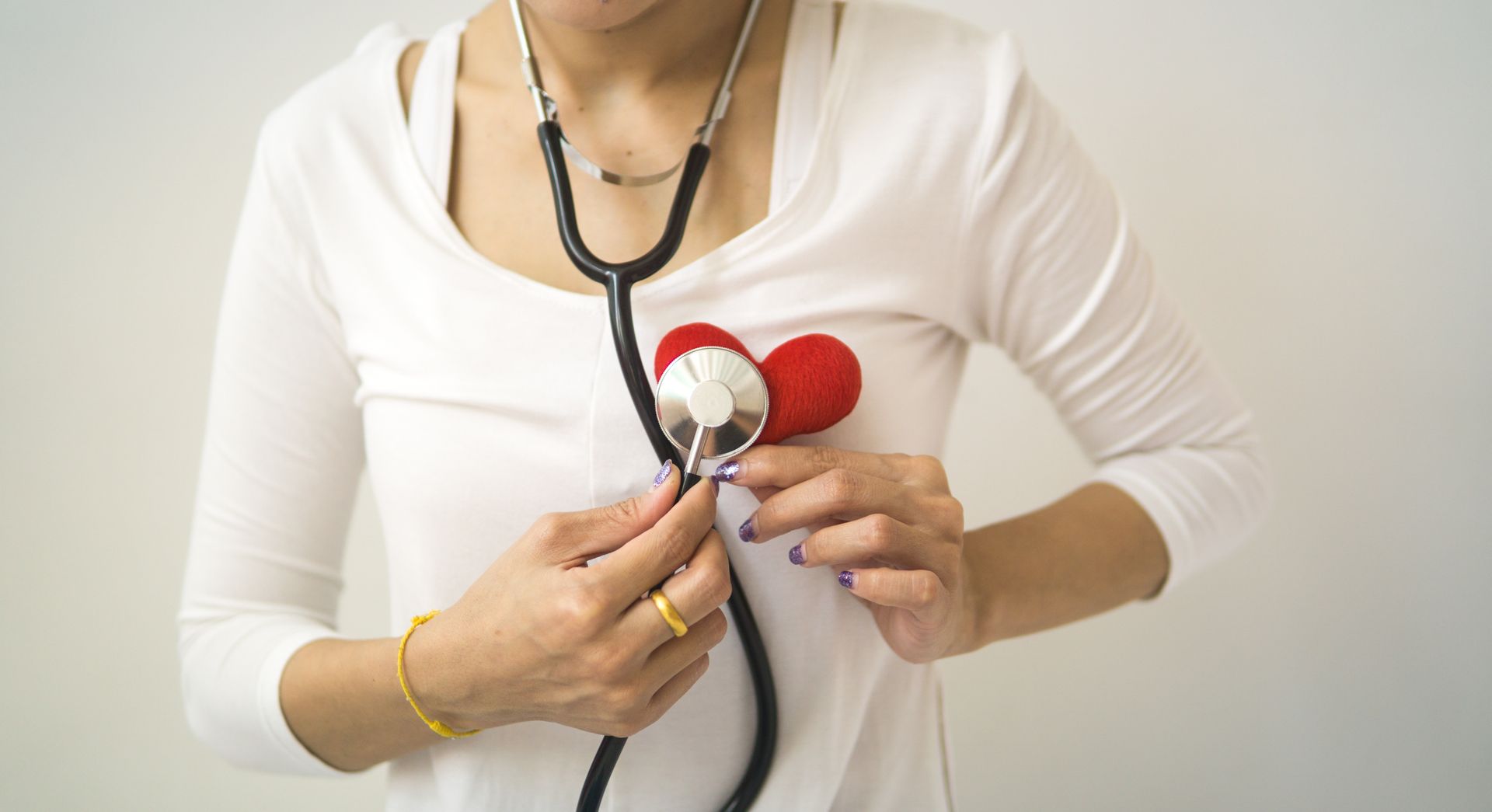 Périménopause et santé cardiaque : quand les symptômes thoraciques nécessitent une prise en charge urgente