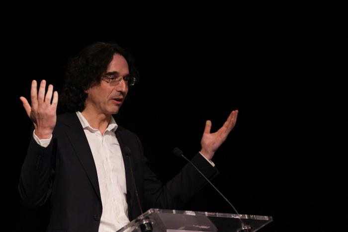 David Chavalarias prononce un discours lors d’une réunion organisée par le collectif à l’origine de « HelloQuitteX », une application développée pour aider les utilisateurs à migrer l’ensemble de leur communauté en ligne de la plateforme X d’Elon Musk vers des réseaux sociaux concurrents, à Paris, le 20 janvier 2025. (Image d'illustration)