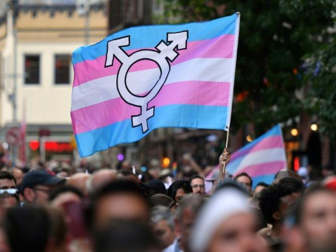 Un drapeau aux couleurs de la communauté trans lors d'une manifestation.