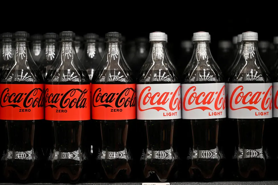 Des bouteilles de soda Coca-Cola Zero et Light présentées à la vente sur les étagères d'un magasin Walmart à Mexico, le 27 octobre 2025.