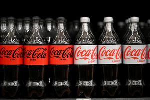 Des bouteilles de soda Coca-Cola Zero et Light présentées à la vente sur les étagères d'un magasin Walmart à Mexico, le 27 octobre 2025.