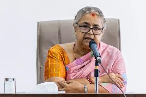 La nouvelle Première ministre du gouvernement intérimaire népalais, Sushila Karki, s'entretient avec des responsables au bureau du Premier ministre à Katmandou, le 14 septembre 2025.