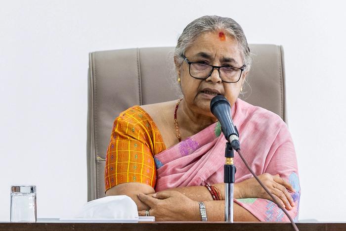 La nouvelle Première ministre du gouvernement intérimaire népalais, Sushila Karki, s'entretient avec des responsables au bureau du Premier ministre à Katmandou, le 14 septembre 2025.