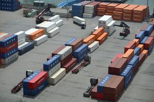 Un camion transporte un conteneur dans le port de Pyeongtaek, en Corée du Sud.