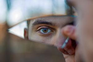 Une personne dotée d'une vision périphérique normale peut voir à environ 180 degrés autour d'elle tout en regardant droit devant. 