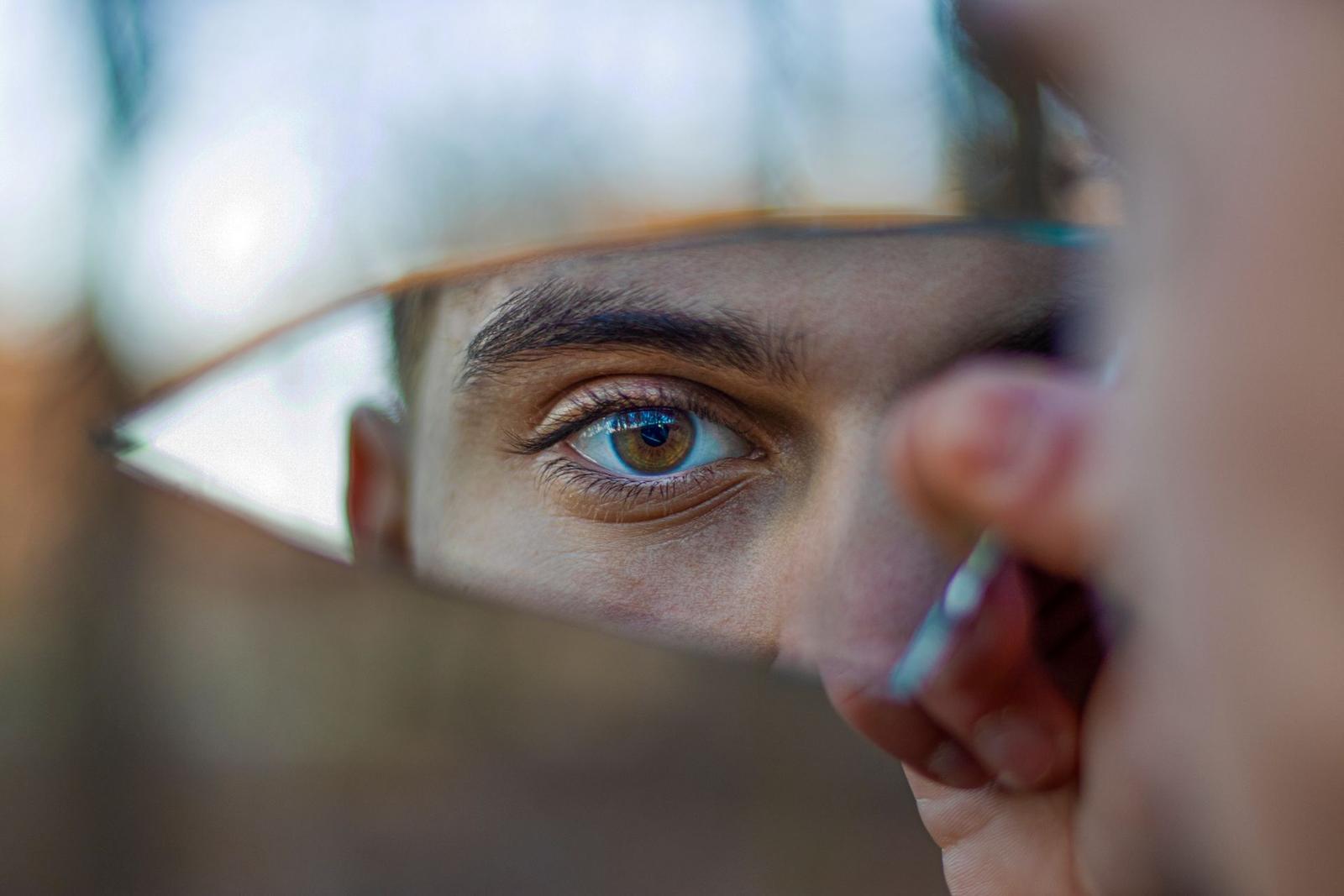 Une personne dotée d'une vision périphérique normale peut voir à environ 180 degrés autour d'elle tout en regardant droit devant.