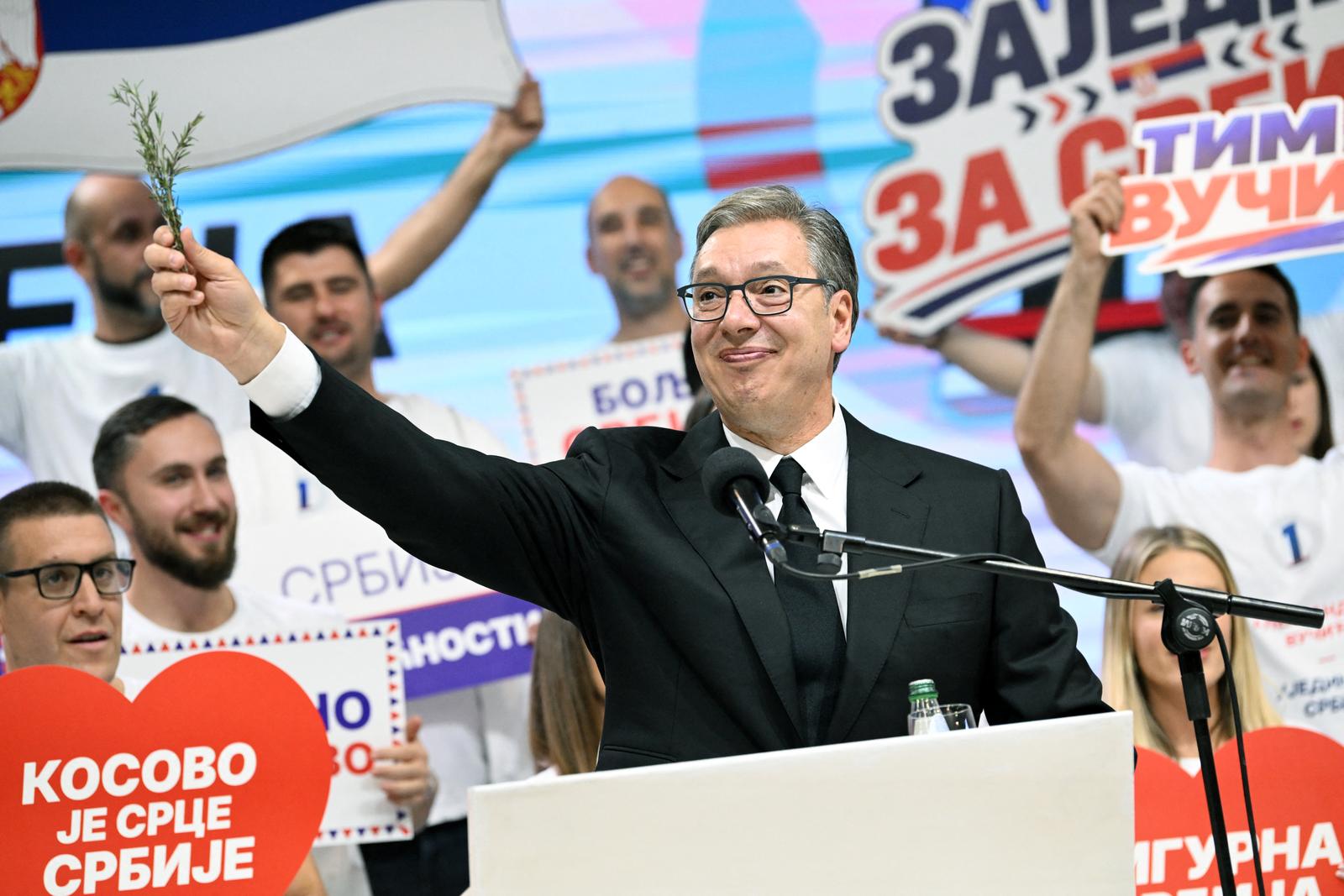 L'ancien président serbe Aleksandar Vučić s'adresse à ses partisans réunis dans une salle omnisports lors d'un meeting de campagne organisé sous le slogan « Aleksandar Vučić Premier ministre », à Belgrade, en Serbie, le 22 octobre 2026, trois jours avant les élections législatives anticipées dans le pays. Ce scrutin intervient après près de deux années de manifestations contre la corruption, déclenchées par l'effondrement, en novembre 2024, de l'auvent de la gare ferroviaire de Novi Sad, qui avait fait 16 morts. La contestation s'est progressivement transformée en un mouvement étudiant réclamant des élections anticipées. Aleksandar Vučić a démissionné de la présidence le 27 septembre 2026 afin de mener la campagne électorale du Parti progressiste serbe (SNS) et de briguer un retour au pouvoir en tant que Premier ministre. (Image d'illustration)
