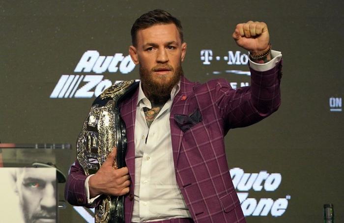 Conor McGregor lors d'une conférence de presse.