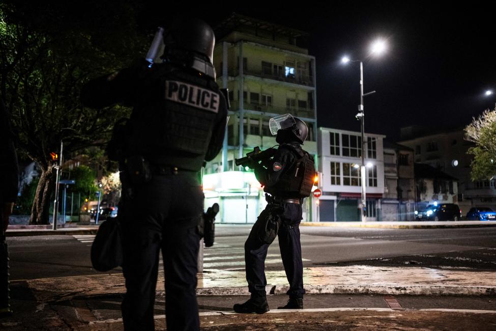 Des policiers antiémeute déployés à Fort-de-France après des manifestations contre l’arrestation de Rodrigue Petitot, alias « Le Ré », président du RPPRAC, le 12 novembre 2024 en Martinique. (Image d'illustration)