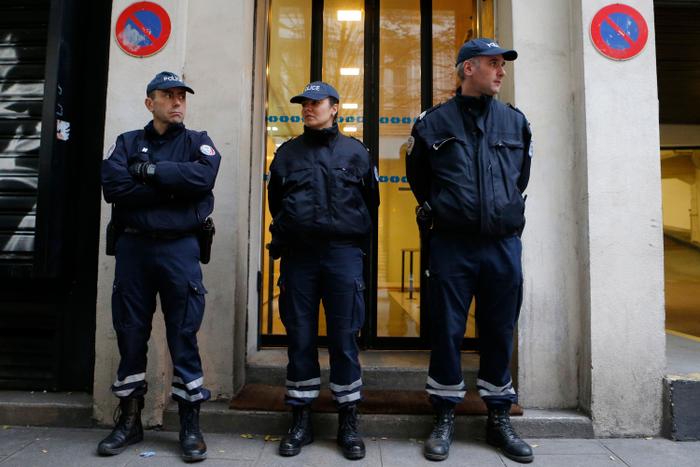 Des policiers devant le siège de Libération.