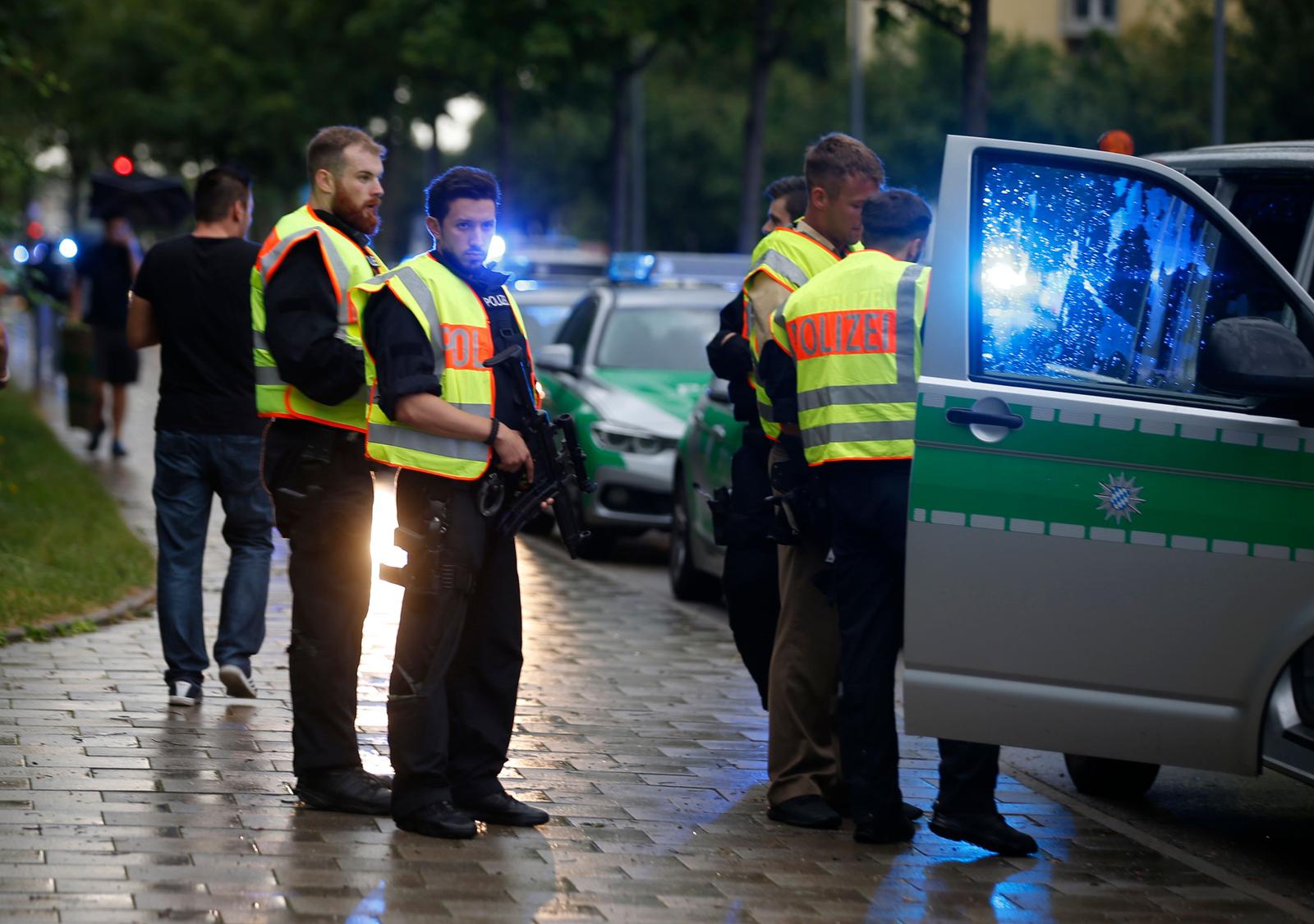 La police allemande sécurise une rue à proximité de la scène d'une fusillade à Munich (Allemagne) le 22 juillet 2016.