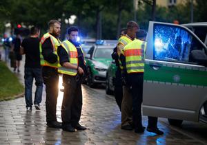 La police allemande sécurise une rue à proximité de la scène d'une fusillade à Munich (Allemagne) le 22 juillet 2016.
