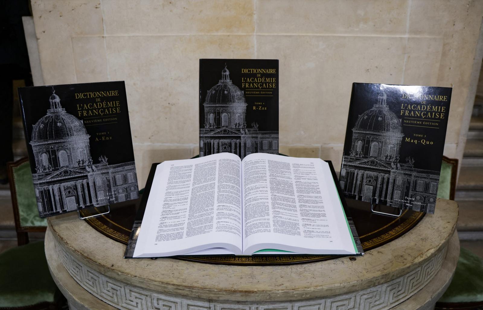 Cette photographie montre la 9e édition du Dictionnaire de l'Académie française, dictionnaire officiel de la langue française à Paris, le 14 novembre 2024.