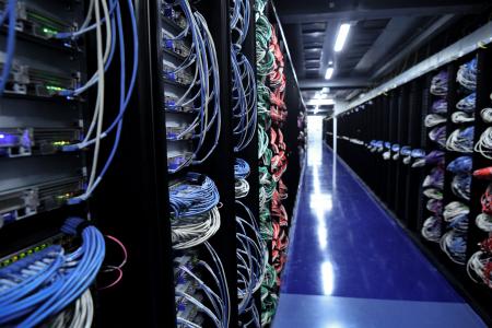 Une photographie prise le 9 juillet 2021 montre des câbles et des serveurs dans la salle informatique du centre de données Scaleway, une filiale du groupe français Free, fournisseur de services sans fil, à Saint-Ouen-l'Aumone.