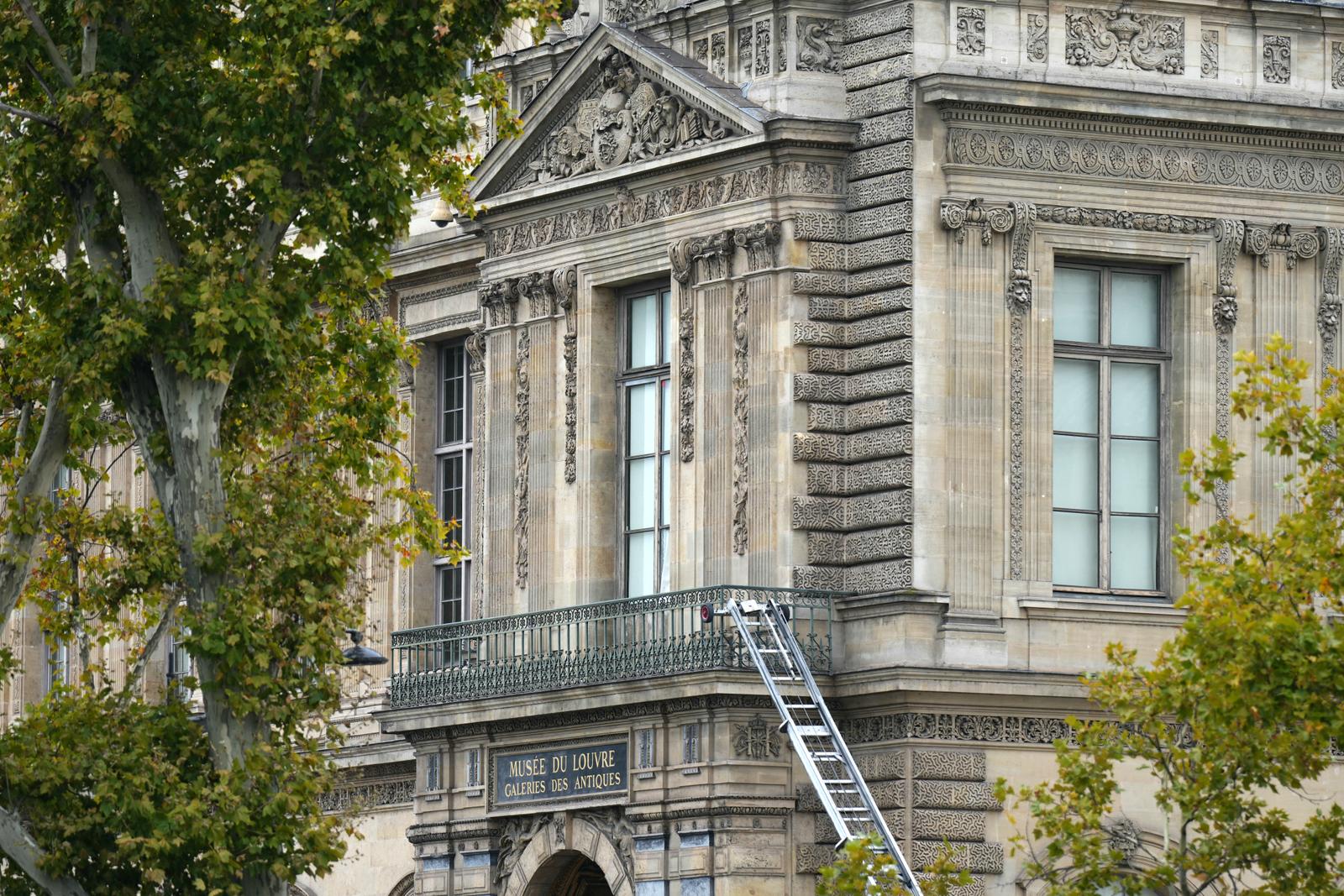 Cette photographie montre un monte-meubles utilisé par les cambrioleurs pour pénétrer dans le musée du Louvre, quai François-Mitterrand, à Paris, le 19 octobre 2025.