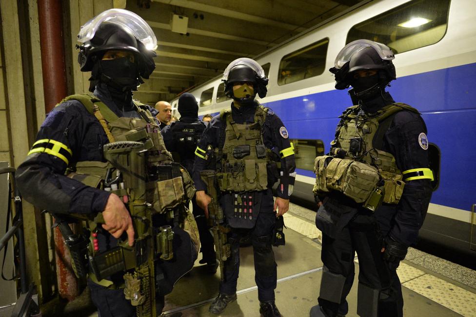 Des membres du GIGN et du RAID sont en position avant un exercice d'entraînement simulant une attaque terroriste, à la gare Montparnasse, au centre de Paris, le 20 avril 2016.