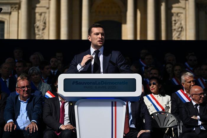 Jordan Bardella, président du Rassemblement national, prononce un discours lors d'un rassemblement de soutien à Marine Le Pen, après sa condamnation pour escroquerie au Parlement européen, le 6 avril 2025.
