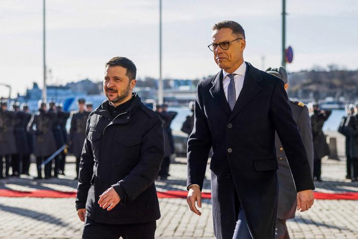 Le président finlandais Alexander Stubb et le président ukrainien Volodymyr Zelensky lors de la cérémonie d'accueil de ce dernier au palais présidentiel d'Helsinki, en mars 2025.