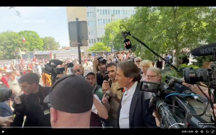 Jérôme Guedj au moment de son exfiltration du cortège