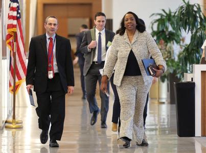 Lisa Cook (à droite), gouverneure de la Réserve fédérale, arrive à la réunion du Conseil des gouverneurs de la Réserve fédérale le 19 mars 2026 à Washington, DC.