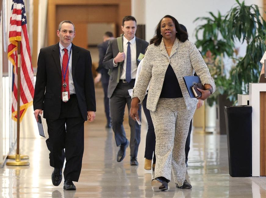 Lisa Cook (à droite), gouverneure de la Réserve fédérale, arrive à la réunion du Conseil des gouverneurs de la Réserve fédérale le 19 mars 2026 à Washington, DC.