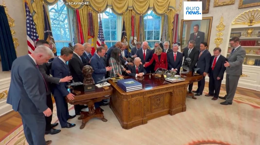 Des responsables religieux prient pour Trump dans le Bureau ovale
