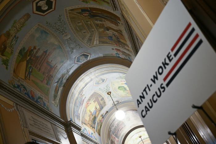 Un panneau « Anti-Woke Caucus » est visible du côté de la Chambre des représentants, au Capitole, à Washington, le 6 mai 2025. (Image d'illustration)