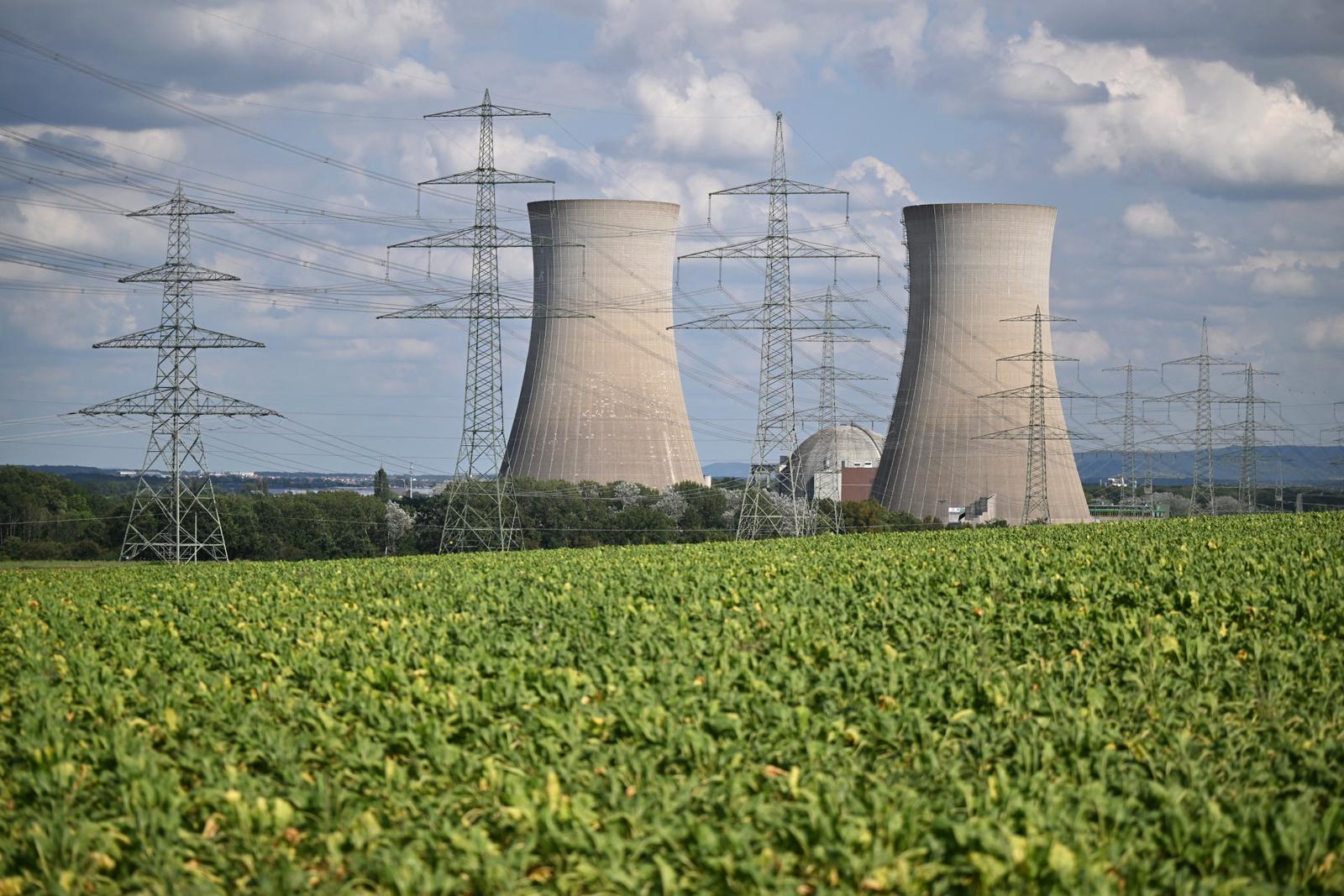 Les tours de refroidissement de la centrale nucléaire de Grafenrheinfeld, en Allemagne, peu avant leur démolition contrôlée.