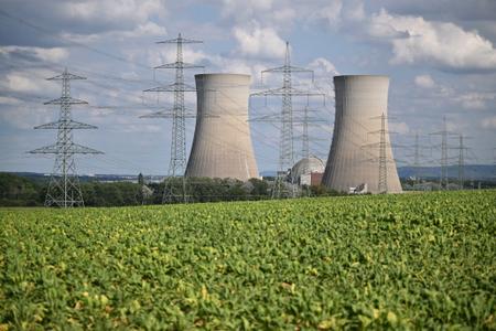 Les tours de refroidissement de la centrale nucléaire de Grafenrheinfeld, en Allemagne, peu avant leur démolition contrôlée.