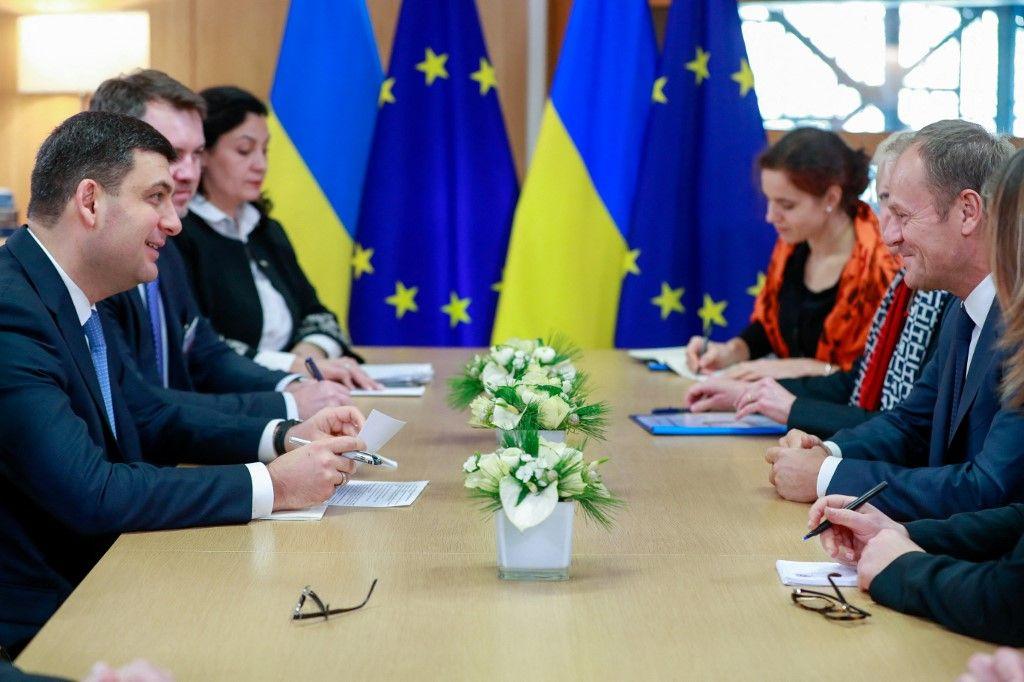 Le Premier ministre ukrainien Volodymyr Groysman s'entretenant avec le président du Conseil de l'Union européenne Donald Tusk avant une réunion au Conseil européen à Bruxelles, le 17 décembre 2018.