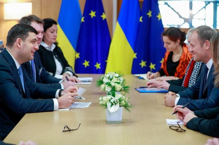 Le Premier ministre ukrainien Volodymyr Groysman s'entretenant avec le président du Conseil de l'Union européenne Donald Tusk  avant une réunion au Conseil européen à Bruxelles, le 17 décembre 2018.