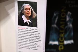 Un livre de l'écrivaine canadienne Anne Carson, lauréate du prix Nobel de littérature 2026, est exposé sur le stand de la maison d'édition S. Fischer lors de la 78e Foire du livre de Francfort — la plus grande foire du livre au monde — à Francfort-sur-le-Main, le 8 octobre 2026.