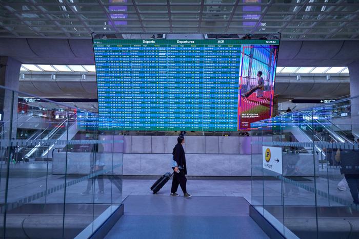 Un passager devant un tableau des départs au terminal 2 de l'aéroport international Roissy Charles de Gaulle (CDG), le 12 mai 2025.
