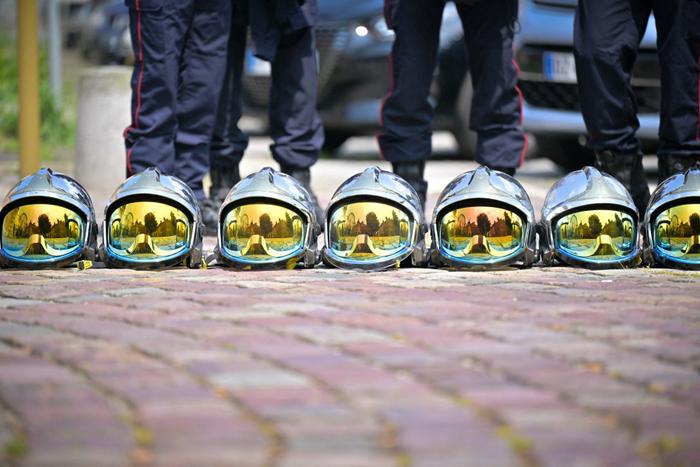 Cette photographie prise le 20 mai 2024 montre des casques de pompiers posés au sol, près de Rouen