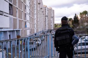 Un gendarme observe une importante opération antidrogue dans le complexe résidentiel « La Cité des Oliviers », dans le quartier de Sainte-Marthe, au nord de Marseille, le 9 décembre 2025.