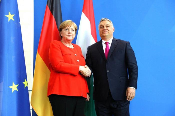 Angela Merkel Viktor Orban AFP