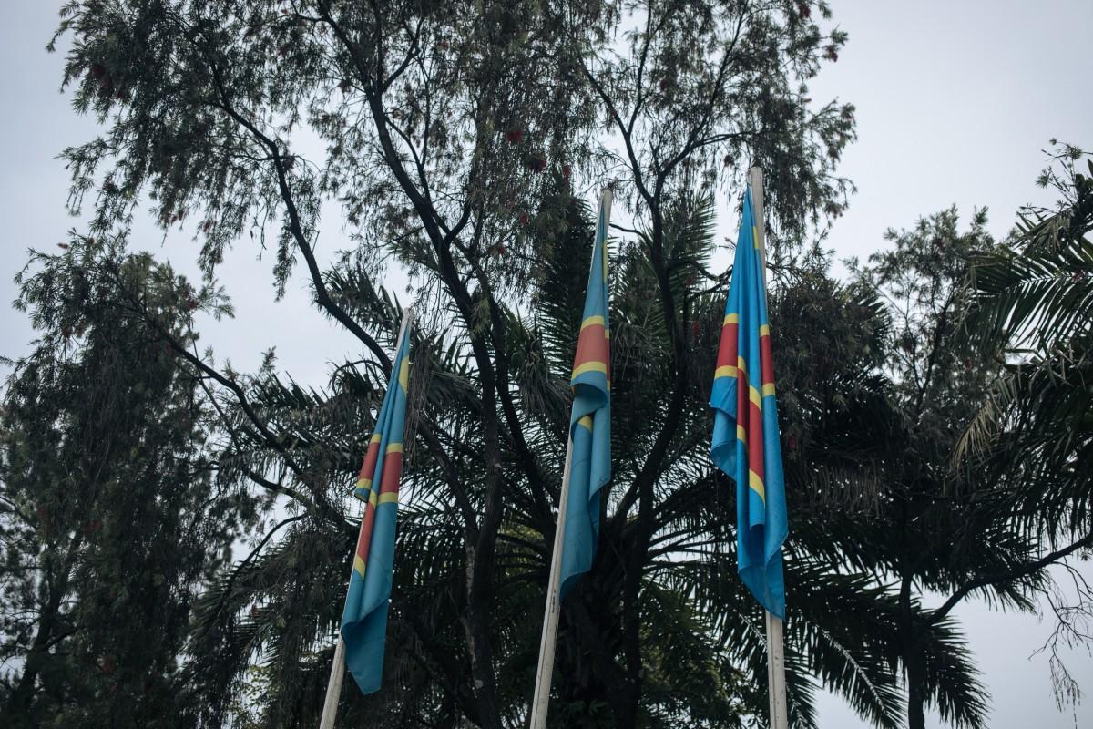 Cette photographie, prise le 6 février 2025, montre des drapeaux de la République démocratique du Congo dans le gouvernorat du Nord-Kivu à Goma, après une conférence de presse convoquée par le groupe armé M23.