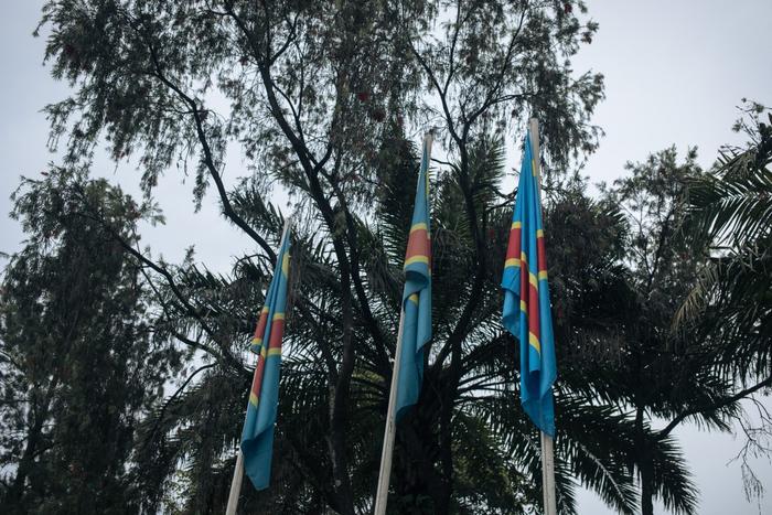 Cette photographie, prise le 6 février 2025, montre des drapeaux de la République démocratique du Congo dans le gouvernorat du Nord-Kivu à Goma, après une conférence de presse convoquée par le groupe armé M23.