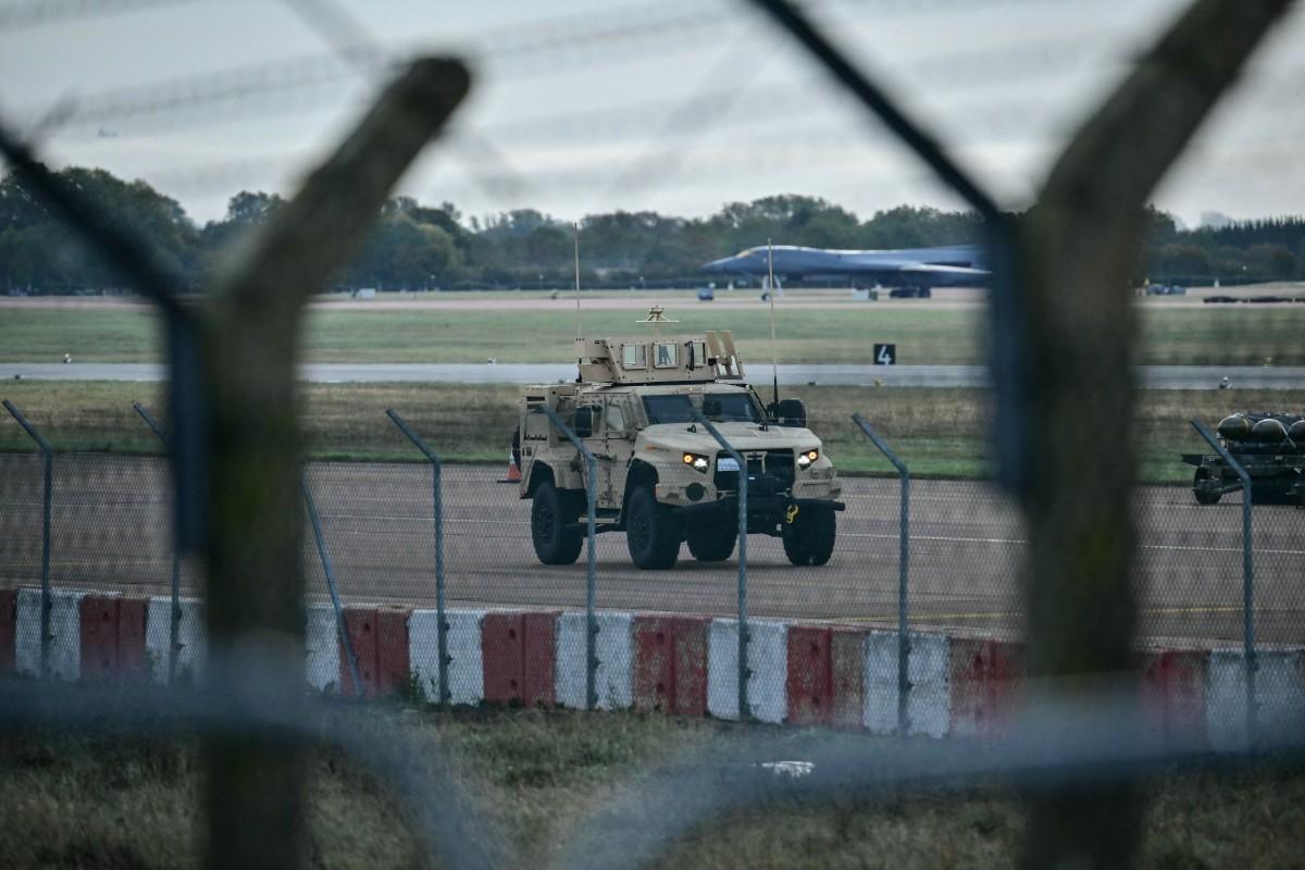 Un véhicule blindé (C) patrouille à l'intérieur de la base aérienne de Fairford, dans le sud-ouest de l'Angleterre, le 28 septembre 2026, au lendemain d'une enquête menée par la police antiterroriste britannique sur un incident majeur survenu près de la base. Des agents armés ont interpellé un groupe de cinq hommes aux premières heures du jour, suite à un appel aux services d'urgence signalant trois véhicules suspects semblant se diriger vers la base aérienne, a indiqué la police métropolitaine de Londres dans un communiqué.