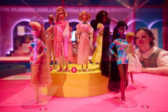 Des poupées Barbie exposées lors du photocall de l'exposition « Barbie » au Design Museum de Londres, le 1er juillet 2024. 