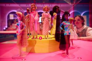 Des poupées Barbie exposées lors du photocall de l'exposition « Barbie » au Design Museum de Londres, le 1er juillet 2024.