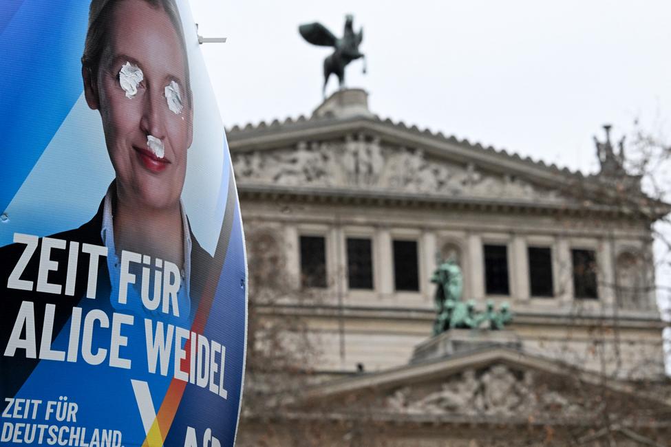 Une affiche de campagne électorale vandalisée représentant Alice Weidel, co-dirigeante et principale candidate du parti Alternative pour l'Allemagne (AfD), est photographiée devant l'Opéra de Francfort-sur-le-Main, dans l'ouest de l'Allemagne, le 14 février 2025.