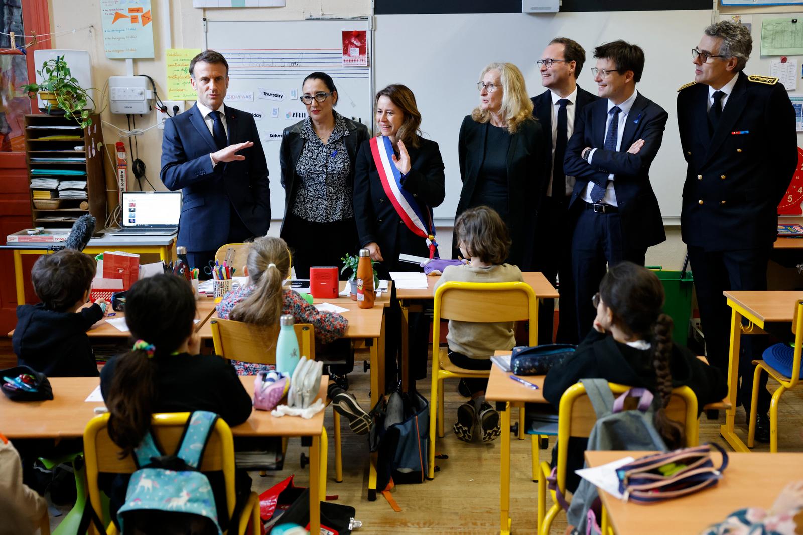 Emmanuel Macron rencontre des élèves de CE2 lors d'une visite à l'École primaire d'application Blanche et au Laboratoire académique de formation autisme (LAB9A) à Paris, le 5 avril 2024.
