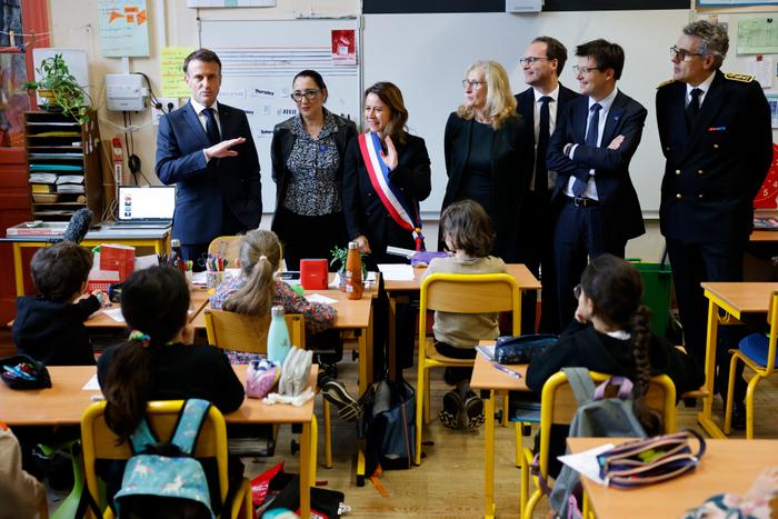 Emmanuel Macron  rencontre des élèves de CE2 lors d'une visite à l'École primaire d'application Blanche et au Laboratoire académique de formation autisme (LAB9A) à Paris, le 5 avril 2024.