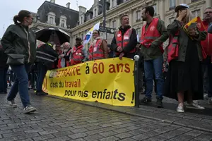 Des manifestants brandissent une banderole lors d'une manifestation contre la réforme des retraites à Rennes, dans l'ouest de la France, le 5 juin 2025.