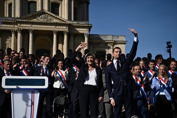 La leader du Rassemblement national Marine Le Pen et Jordan Bardella lors de la manifestation pour la soutenir après sa condamnation, place Vauban, à Paris, le 6 avril 2025.