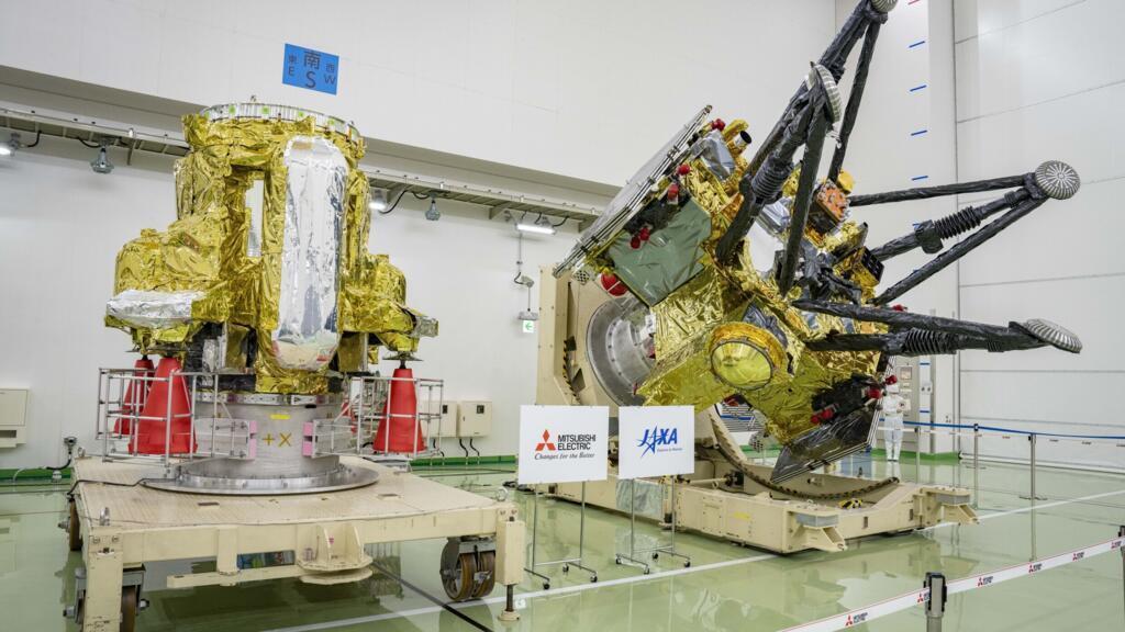 Le module de propulsion et les modules d’exploration et de retour, qui constituent la sonde spatiale Martian Moons eXploration (MMX), au Centre spatial de Tanegashima, à Minamitane, le 13 août 2026 au Japon.