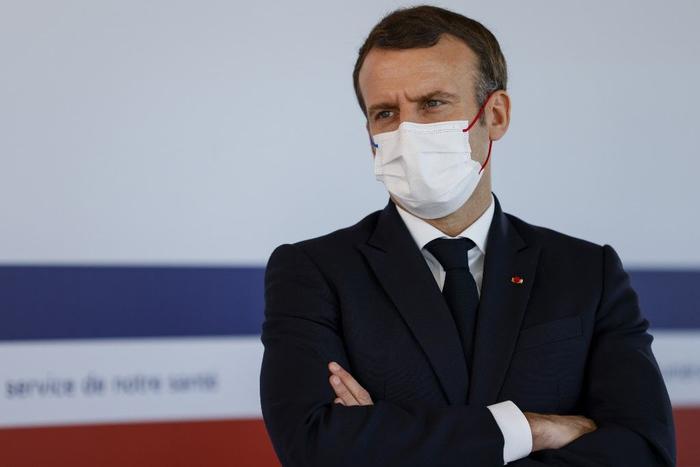 Emmanuel Macron portrait masque AFP