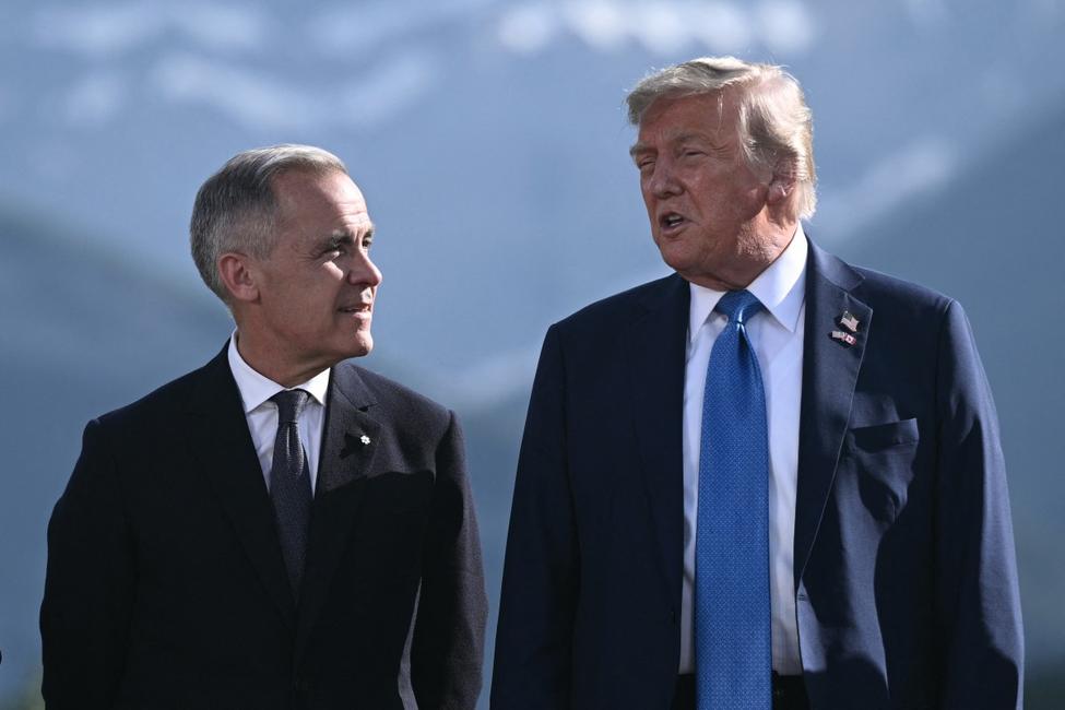 Le Premier ministre canadien Mark Carney et le président américain Donald Trump lors du sommet du G7 au Kananaskis Country Golf Course à Kananaskis, au Canada, le 16 juin 2025.